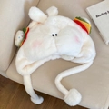Vue détaillée du bonnet ours en peluche blanc avec détails sandwich et texture douce - Lapin Blanc