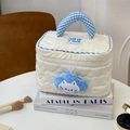 Weiße gesteppte Kosmetiktasche mit Herzmuster, blauem Karo-Griff und Katzen-Anhänger - Creme Katze