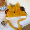 Detalle de gorro de peluche amarillo con hamburguesas y suave piel sintética - Oso Amarillo