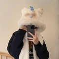 Dettaglio del cappello sciarpa in peluche bianco con orecchie da orso e mini berretto blu - Gatto dal Naso che Cola Bianco