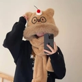 Dettaglio combo sciarpa e cappello orso di peluche con occhiali e ricamo ciliegia - Gatto con gli Occhiali Caffè