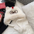 Dettaglio del cappello in peluche crema con patch occhiali neri e pompon a ciliegia - Gatto con Occhiali Bianchi