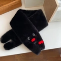 Détail d'une écharpe en fausse fourrure noire douce avec des yeux de pingouin mignons - Foulard / Manchot à Bec Rouge - Noir [Écharpe]