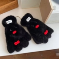 Détail des moufles en peluche noire avec lèvres, nœud papillon et texture douce d'hiver - Gants à 5 doigts / Manchot à Bec Rouge - Noir [Gants à Cinq Doigts]