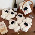 Dettaglio di guanti in peluche a forma di cane bianco e borsa da collo su tavolo in legno - Guanti a 5 dita / Cane Bianco con Lingua