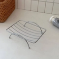 Dettaglio del portasapone in acciaio inossidabile con design a rete e scarico dell'acqua - Supporto Quadrato