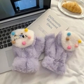 Detail van lavendel pluche vingerloze handschoenen met pompons en kattenapplicatie - Paars