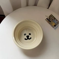 Primo piano di un lavabo color crema con stampa di un simpatico viso di orso sul fondo - Piccolo [26*10cm]