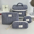 Blau-weiß kariertes 4-teiliges Set aus gesteppten Kosmetiktaschen mit Herzmuster-Stickerei - Klein / Blau