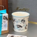 Keramikbecher in Cremeweiß mit handgezeichnetem Hundemotiv und passender Geschenkbox - Musik Border Collie (Geschenkbox)