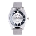 Detail van zilveren horloge met Milanese mesh band en wijzerplaat met cijfers - Model 07 Zilver