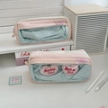 Détail de trousses rose et bleu avec fenêtre transparente et broderie Barbie - Rose