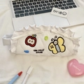 Detalle de estuche blanco acolchado con bordado de manzana y bordes de encaje suave - Abeja Blanca