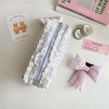 Detalle del estuche de flores con encaje blanco y un lazo rosa de estilo romántico - Pequeño floral