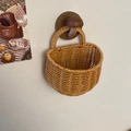 Dettaglio del cesto a parete intrecciato a mano con gancio decorativo in legno a fungo - Piccolo
