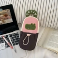 Detail van de roze en bruine krokodil etui met groen handvat en geborduurd JOLLY-logo - Krokodil