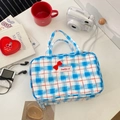 Detailansicht der blau karierten Kosmetiktasche mit roter Schleife und Tragegriffen - Blau Kariert