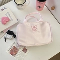 Detail der rosa Satin-Kosmetiktasche mit Schleifenstickerei und Lucky-Schriftzug - Rosa