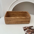 Vue détaillée d'un panier de rangement rectangulaire en rotin avec texture tressée rustique - Grand Panier de Rangement