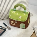 Dettaglio della trousse creativa a forma di casa con manico JOLLY e stelle ricamate - Pera Verde