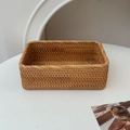 Vue détaillée d'un panier rectangulaire en rotin tressé à la main avec texture naturelle - Panier de Rangement Moyen