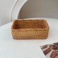 Détail d'un panier rectangulaire en rotin tressé à la main couleur bois naturel sur table - Petit Panier de Rangement