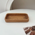 Vue détaillée d'un plateau rectangulaire en rotin tressé à la main au design naturel - Petit Plateau