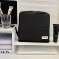 Dettaglio del beauty case nero minimalista con etichetta tessuta Simple Life bianca - Nero