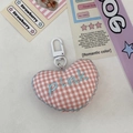 Dettaglio portachiavi a cuore a quadri rosa con ricamo PINK blu e gancio rotante in plastica - Rosa