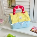 Detalle de neceser acolchado con bordado de oso y asa con la palabra Lucky - Mezcla Amarillo-Azul