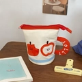 Dettaglio dell'astuccio in tela a forma di tazza con ricamo a mela e manico rosso - Mela