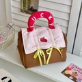 Detalle del neceser acolchado con asa Lucky roja y parche bordado de manzana linda - Rosa y Marrón