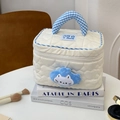 Weiße Herz-Stepp-Kosmetiktasche mit blauem Karogriff und süßem Katzen-Plüsch-Anhänger - Creme Katze