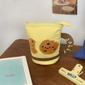 Dettaglio di un astuccio giallo a forma di tazza con ricamo a biscotto e manico laterale - Biscotto