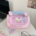 Dettaglio dell'astuccio macaron con ricami, manico a balze e base a pois - Rosa
