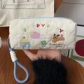 Detail van de crème gewatteerde make-uptas met hondenborduurwerk en blauwe ritsstrenger - Geborduurde Hond Etui (Met Koord)