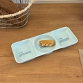 Gros plan d'une assiette de petit-déjeuner en céramique bleu clair à trois compartiments - Plat à sauce à 3 compartiments
