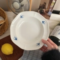 Piatto rotondo in ceramica retrò con rondini blu dipinte a mano e bordo ondulato - Piatto Rotondo da 8 Pollici