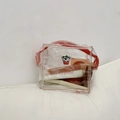 Gros plan d'une trousse à maquillage koala en PVC avec fermeture éclair rouge - Koala Fraise