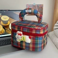 Nahaufnahme der karierten Kosmetiktasche mit rotem Griff und süßem Hasenanhänger - Retro Rotes Karo + Gestreifte Kaninchenbrosche