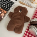 Astuccio di peluche a forma di orso bruno e organizer su una scrivania accogliente - Stile Orso Cartone Animato