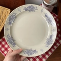 Dettaglio di piatto vintage in ceramica con motivi floreali di camelia blu fatti a mano - Camelia Blu