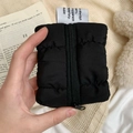 Detail einer Mini-Stepptasche in Schwarz mit Webetikett und Reißverschluss-Verschluss - Schwarz