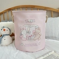 Detail eines rosa Baby-Wäschekorbs aus Segeltuch mit Bärenprint und Baumwollseilgriffen - Baby Bär & Hase