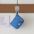 Detail der blauen Stoff-Geldbörse mit Wolkenmuster und Druckknopf am Metallhaken - Blauer Hase