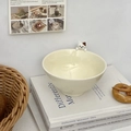 Primer plano de gato 3D en cerámica sobre el borde de un cuenco de arroz color crema - Forma de Gato Acostado / Beige