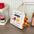 Detailansicht der isolierten Canvas-Lunchtasche mit Tomaten-Print auf der Küchentheke - Tomatenbrot