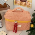 Dettaglio della trousse trapuntata a scacchi con manico superiore e tirante rosso - Arancione a Scacchi Grande