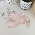 Dettaglio della maschera solare in seta rosa con lacci regolabili e design a taglio 3D - Oro Rosa