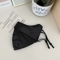 Vista dettagliata della maschera UV in seta di gelso nera con passanti regolabili e consistenza - Nero Cool